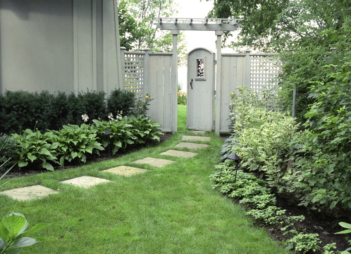 Maintain lawn edges at the end of summer