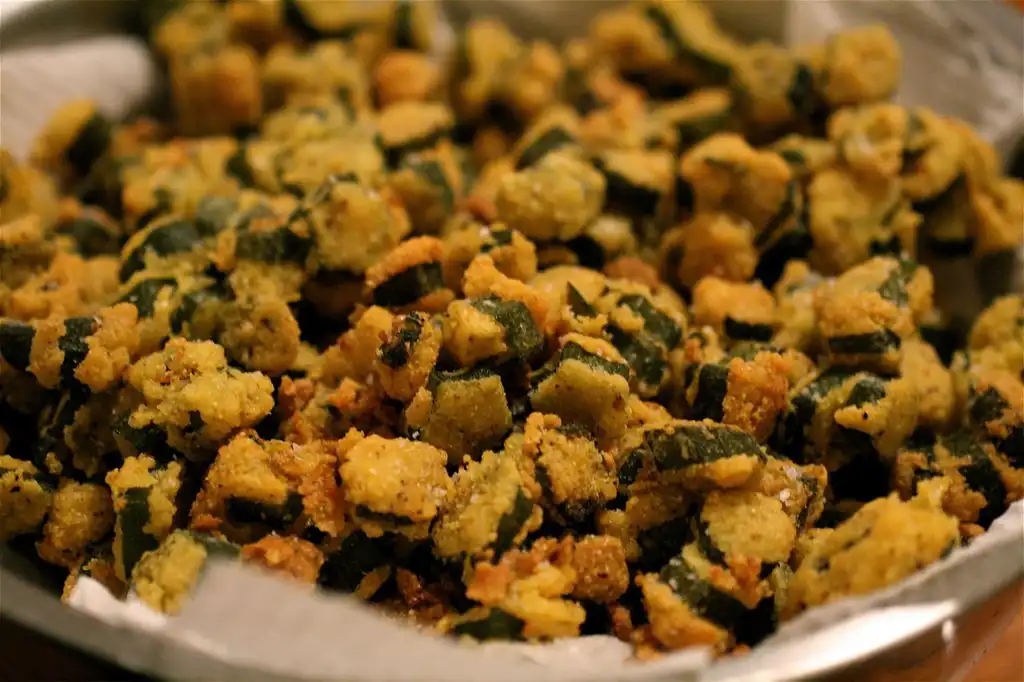 Foto de Abelmoschus esculentus - Many people enjoy it fried:thebitterword